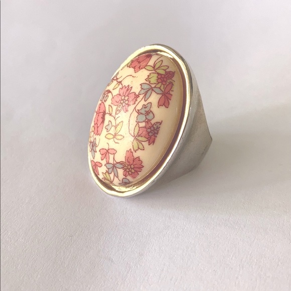 Jewelry - NWT Vintage 80’s/90’s solid cast ring with genuine ceramic floral cabochon